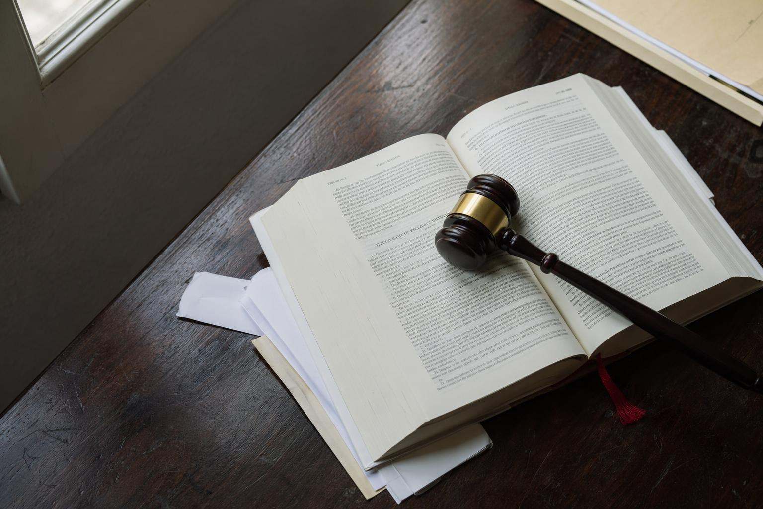 Mazo de juez sobre código penal abierto en mesa de despacho de abogados penalistas Gran Canaria