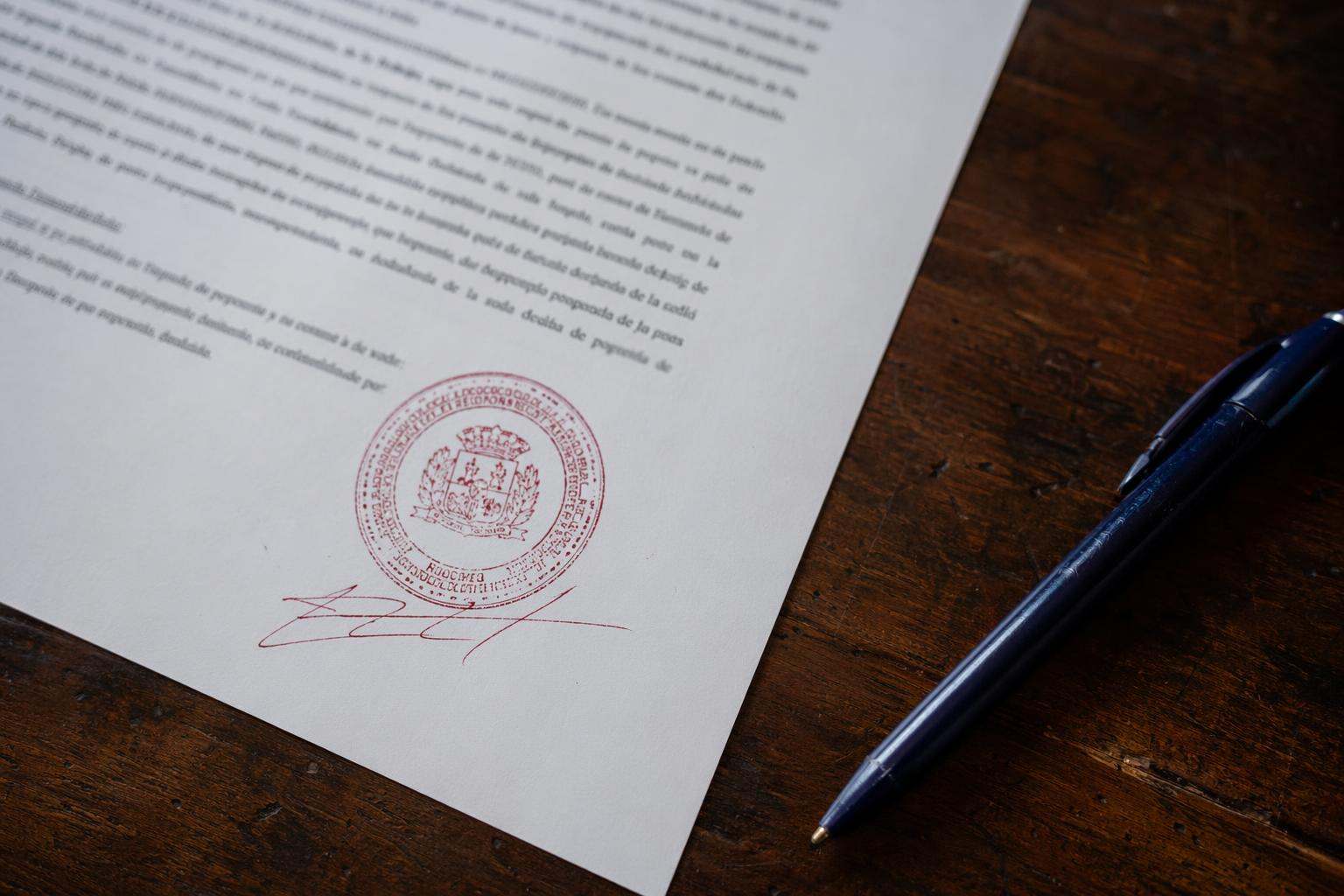 Sello procesal rojo sobre folio firmado en despacho de abogados penalistas Huelva