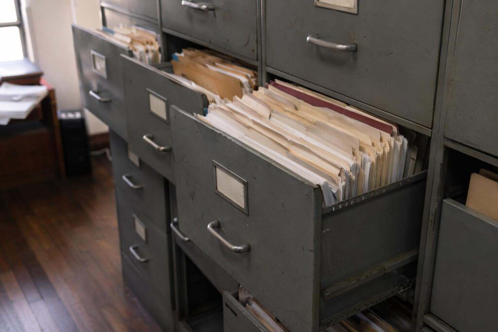 Archivador de oficina con expedientes etiquetados en despacho de abogados penalistas Lugo