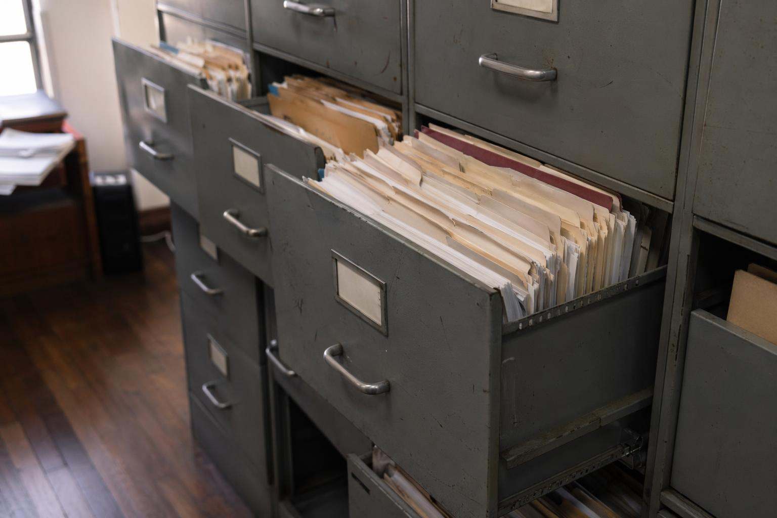 Archivador de oficina con expedientes etiquetados en despacho de abogados penalistas Lugo
