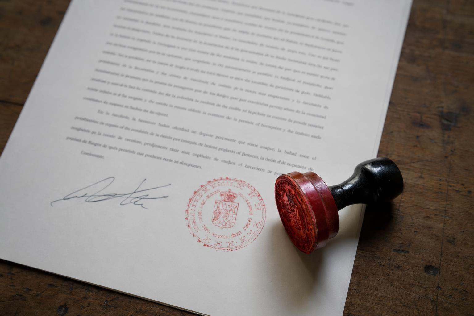 Sello procesal rojo sobre escrito firmado, defensa penal Mallorca