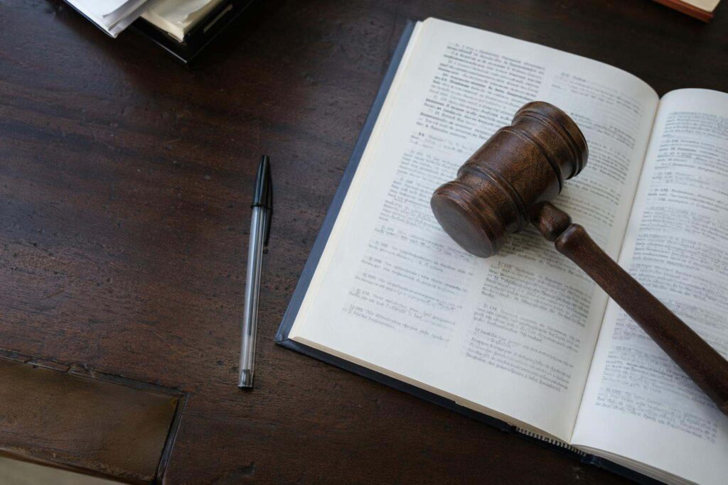 Mazo de juez sobre Código Penal abierto en despacho de abogados penalistas en Palencia