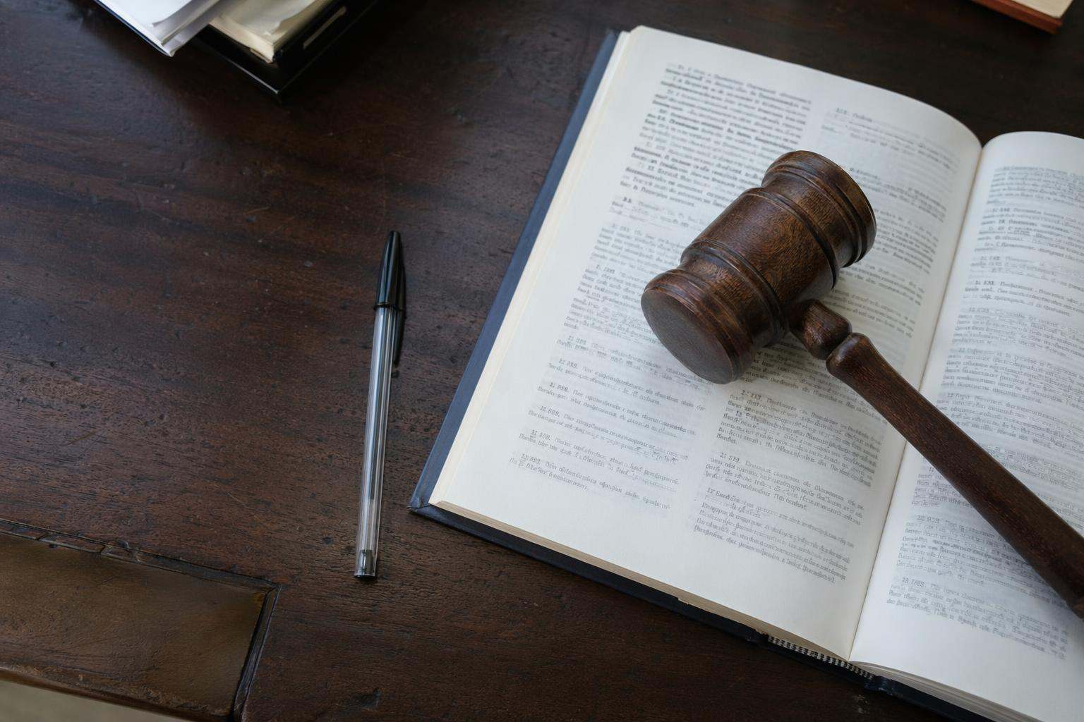 Mazo de juez sobre Código Penal abierto en despacho de abogados penalistas en Palencia