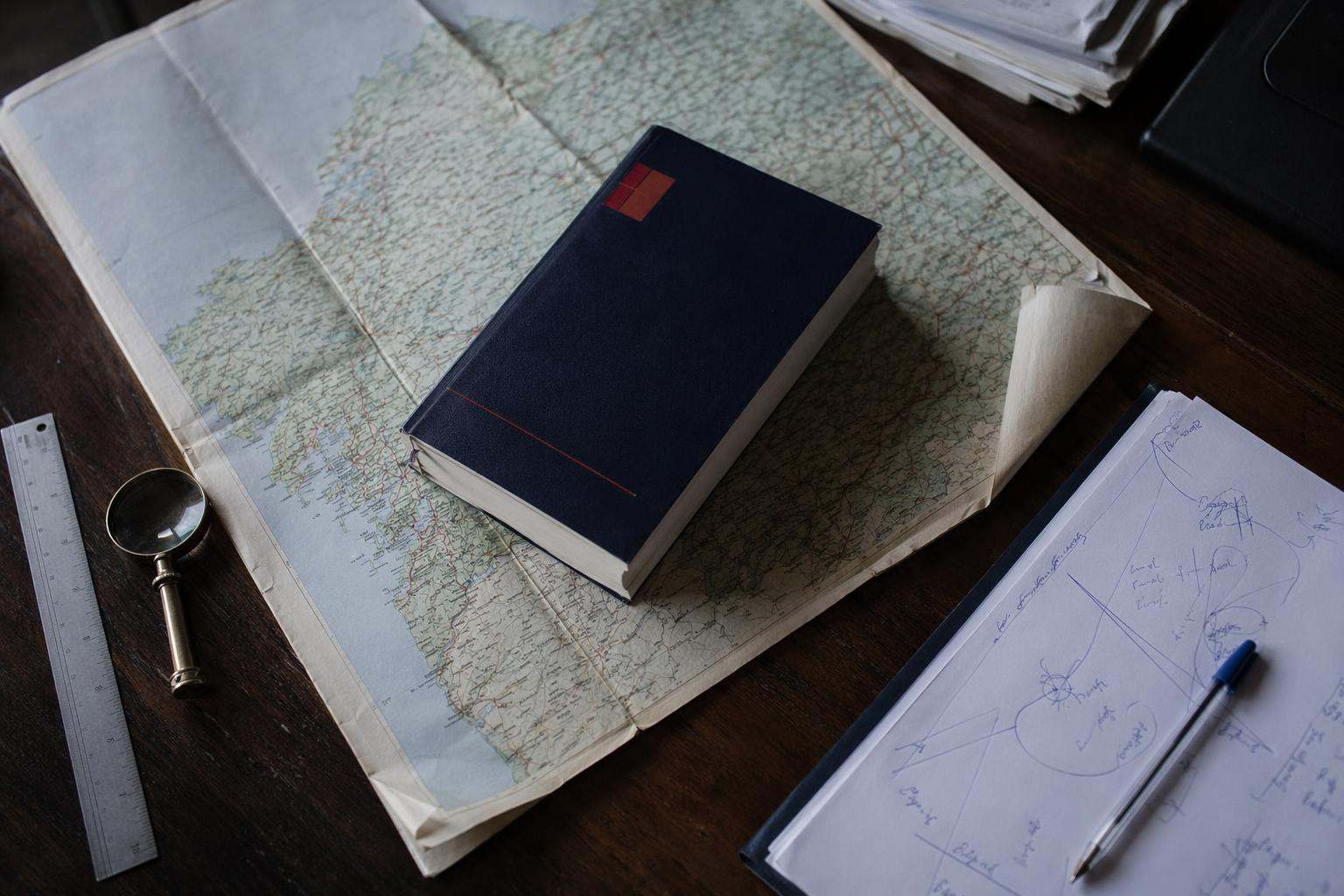 Mapa de Galicia y código penal sobre escritorio de abogados penalistas en Vigo durante la planificación de la defensa