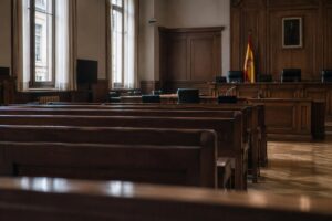 Qué pasa si no te presentas a un juicio penal en España